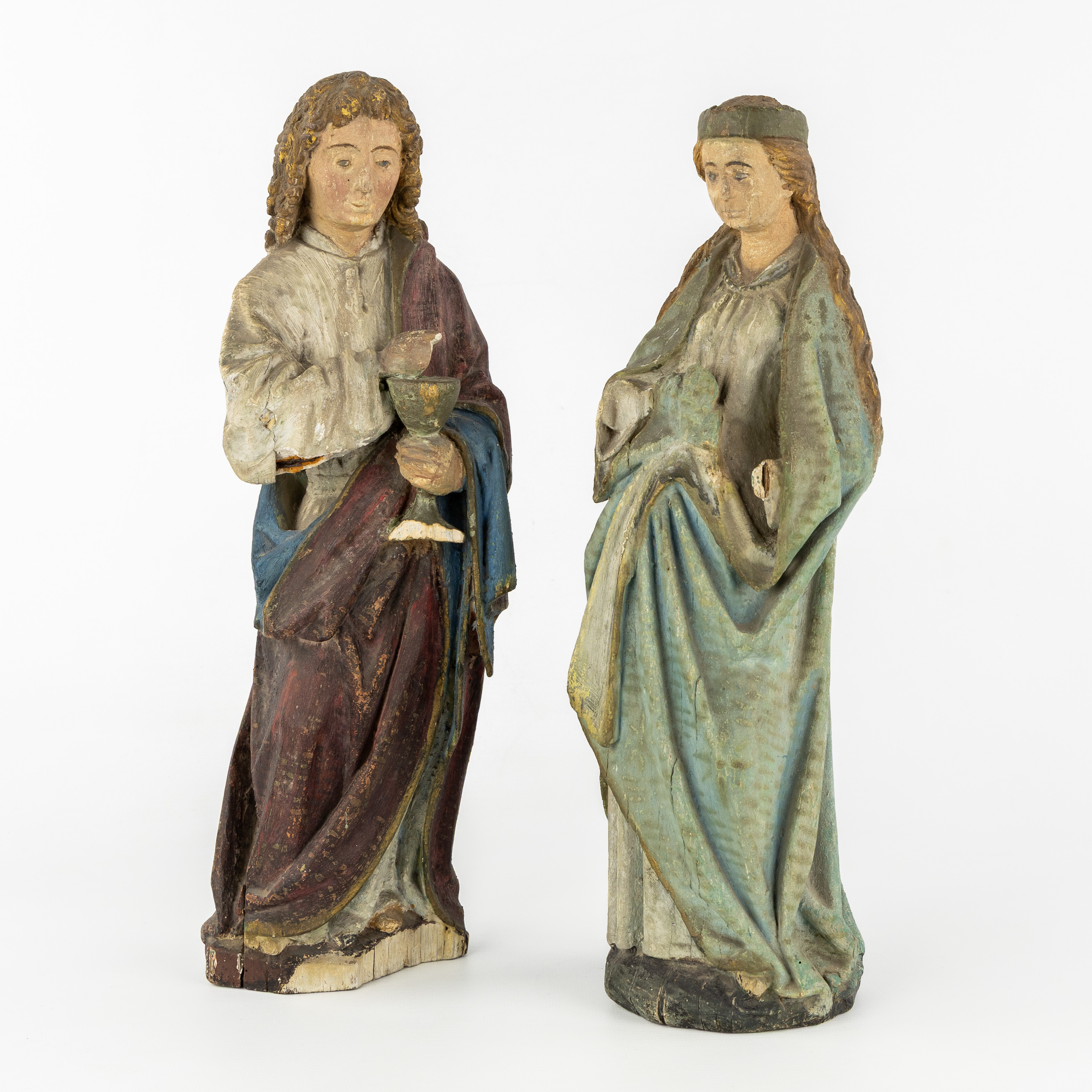 Johannes, de Apostel en Maria Magdalena, twee beelden van een Golgotha, gesculpteerd en gepatineerd hout, 17de/18de eeuw. (L:12 x W:8 x H:37.5 cm)